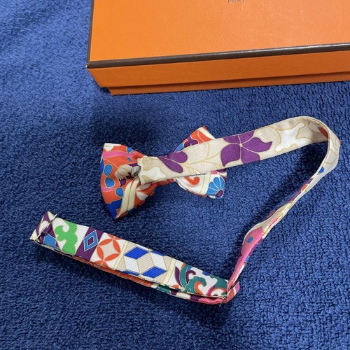Brand new and unused HERMES Bow Tie High-quality Silk - Picture 4 of 8