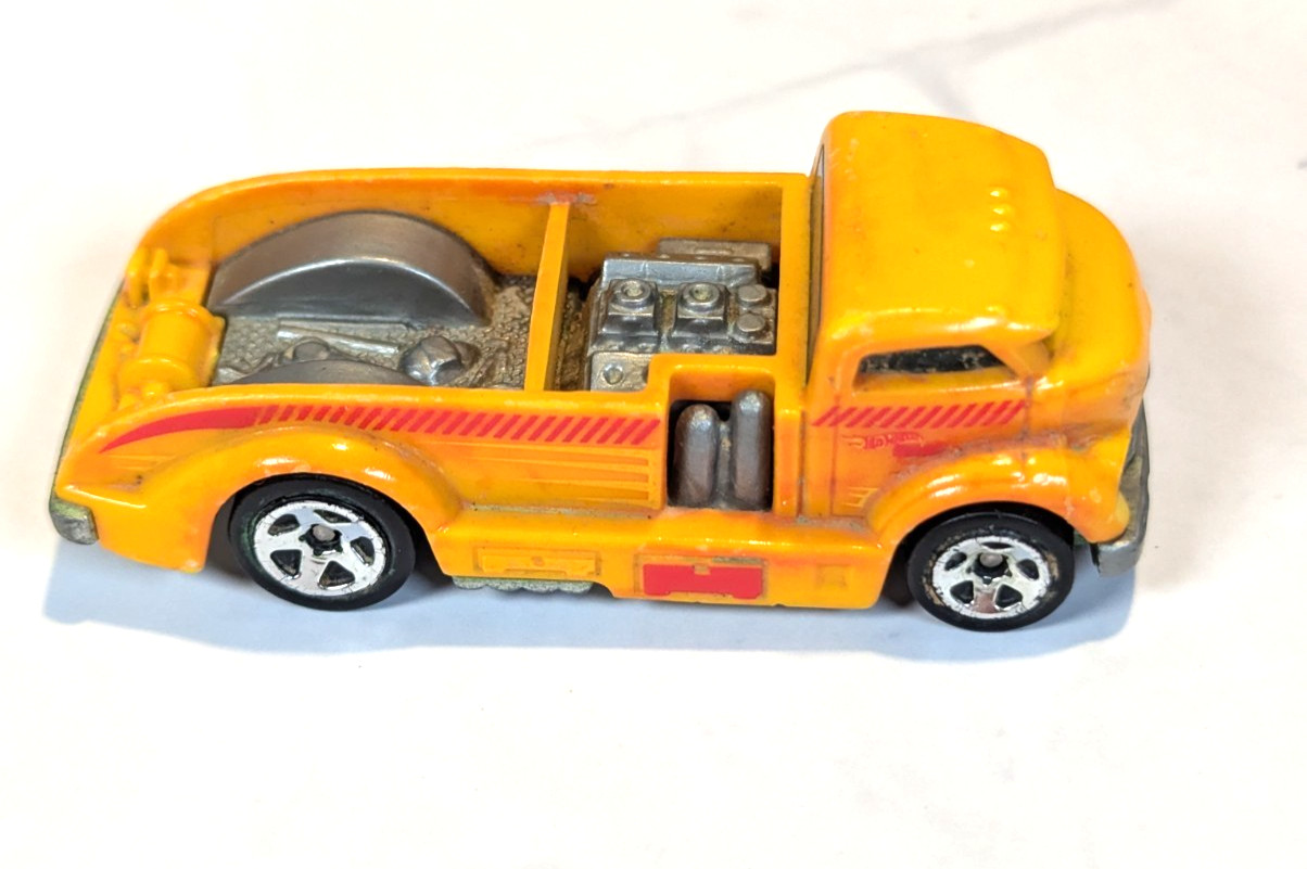 Hot Wheels Yellow Mig Rig Diecast Toy Truck 1:64