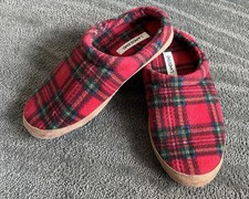 LANDS END RED PLAID FLEECE SLIPPERS Women s size 9