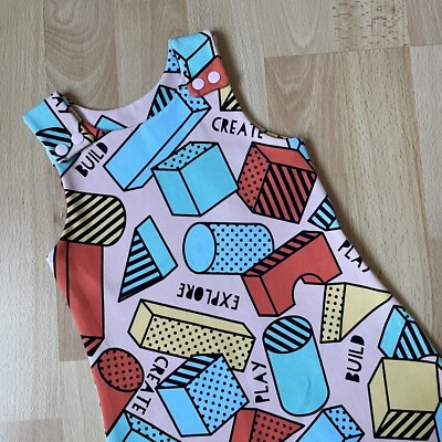 Handgefertigte Baby Latzhose Bausteine rosa hell flippig Overall NEU 3-6m