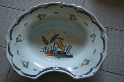 PLAT DE BARBIER EN FAIENCE DU