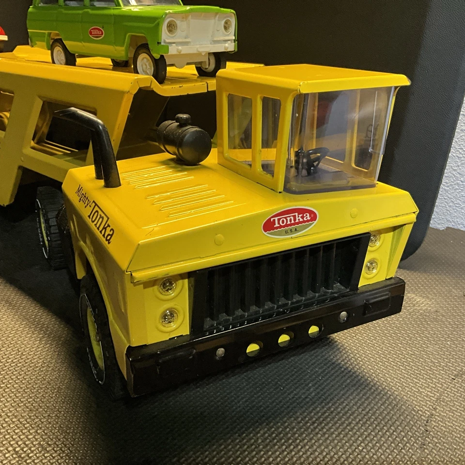 Vintage Mighty Tonka Car carrier 1968 w 2 Tonka Vehicles, Very Nice # 3990 - Image 3 of 4
