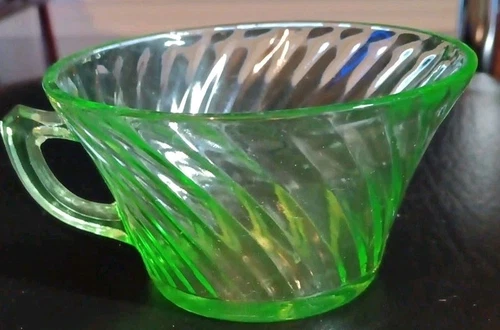 Glass Tea Cup * Anchor Hocking * Swirl * Green Uranium Depression Glass