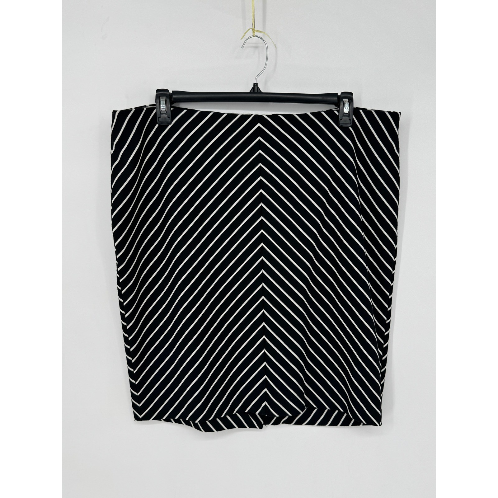Lane Bryant Pencil Skirt Womens 20 Black White Excellent Striped Chevron Ponte
