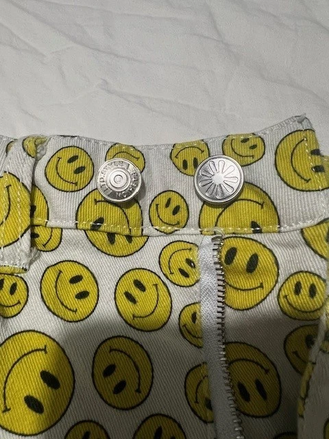 Pantalones cortos para mujer Delia Smiley Face amarillos talla pequeña Foto 4 de 4