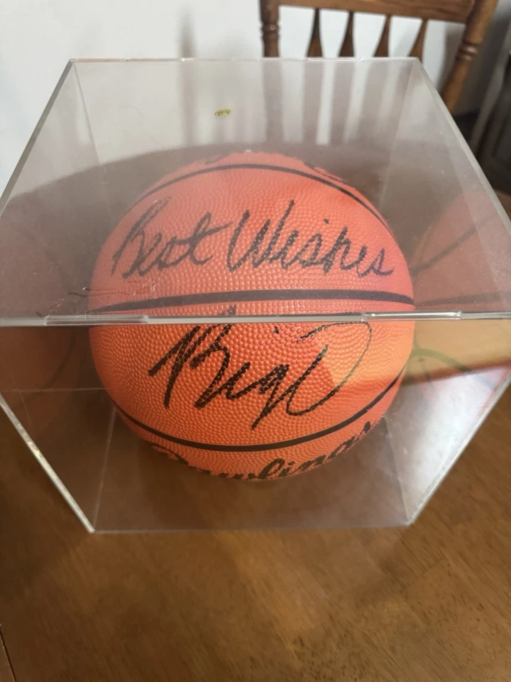 亲笔签名奥斯卡·罗伯逊“祝福”篮球带展示 — 第 2/2 张图片