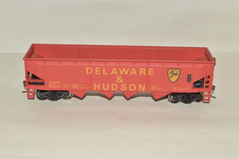 HO scale Bachmann Silver Series Delaware & Hudson RR 4 bay coal hopper car train