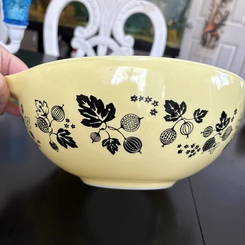 Vintage Pyrex Black and Yellow Gooseberry Mixing Bowl 444 4quart Cinderella