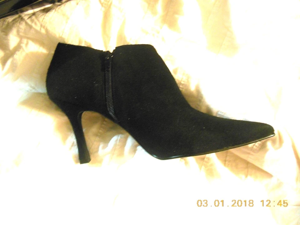 Hermosa bota de gamuza al tobillo negra talla 8 de Newport, tacón de 4" Foto 3 de 4