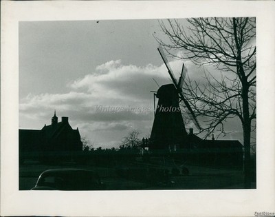 News Photo Tourists Gather On Porch Of Large Working Windmill Travel 7X9