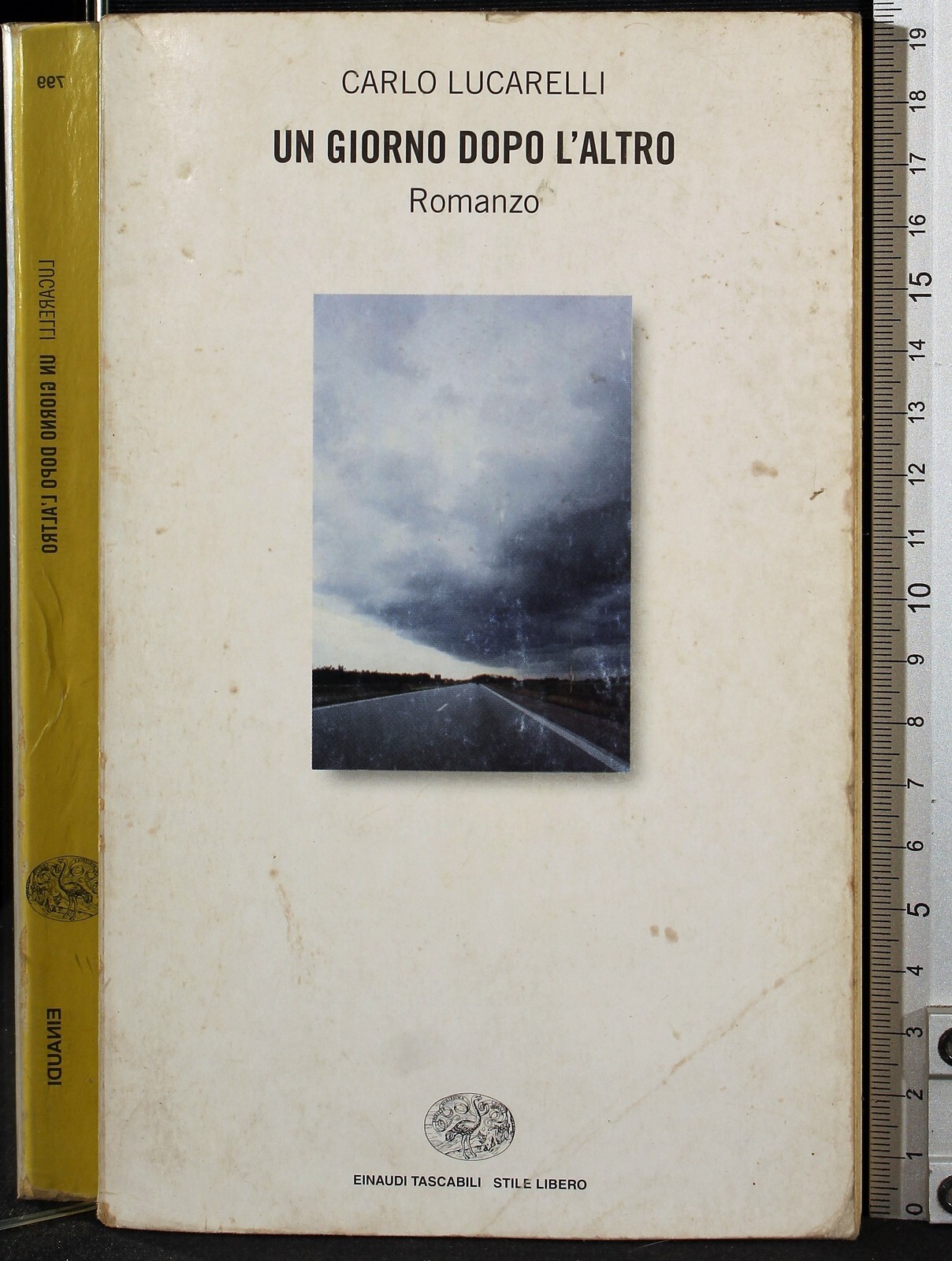 UN GIORNO DOPO L'ALTRO. CARLO LUCARELLI. EINAUDI.