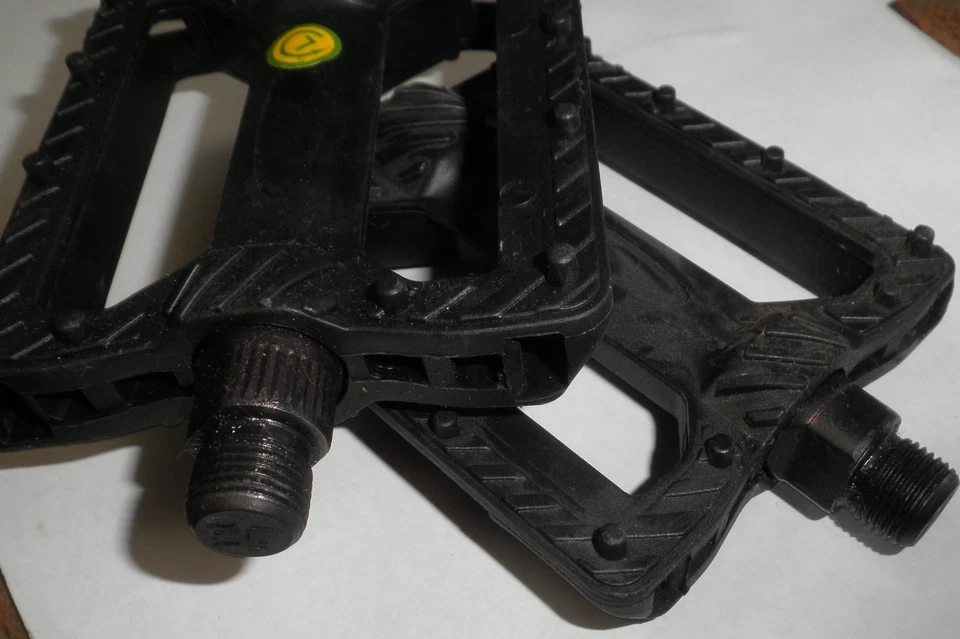 PEDALES BICICLETA PLÁSTICO NEGRO FP 9/16" CON REFLECTOR PIEZAS BICICLETA 53-7 Foto 4 de 4