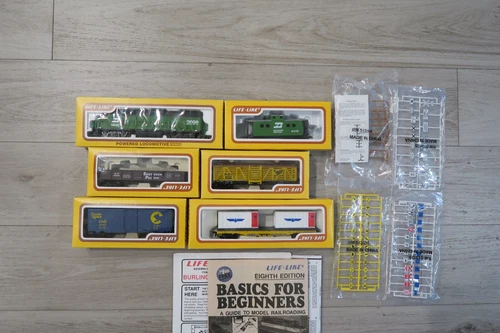 Life Like Trains N Scale Burlington Northern 2098 with cars