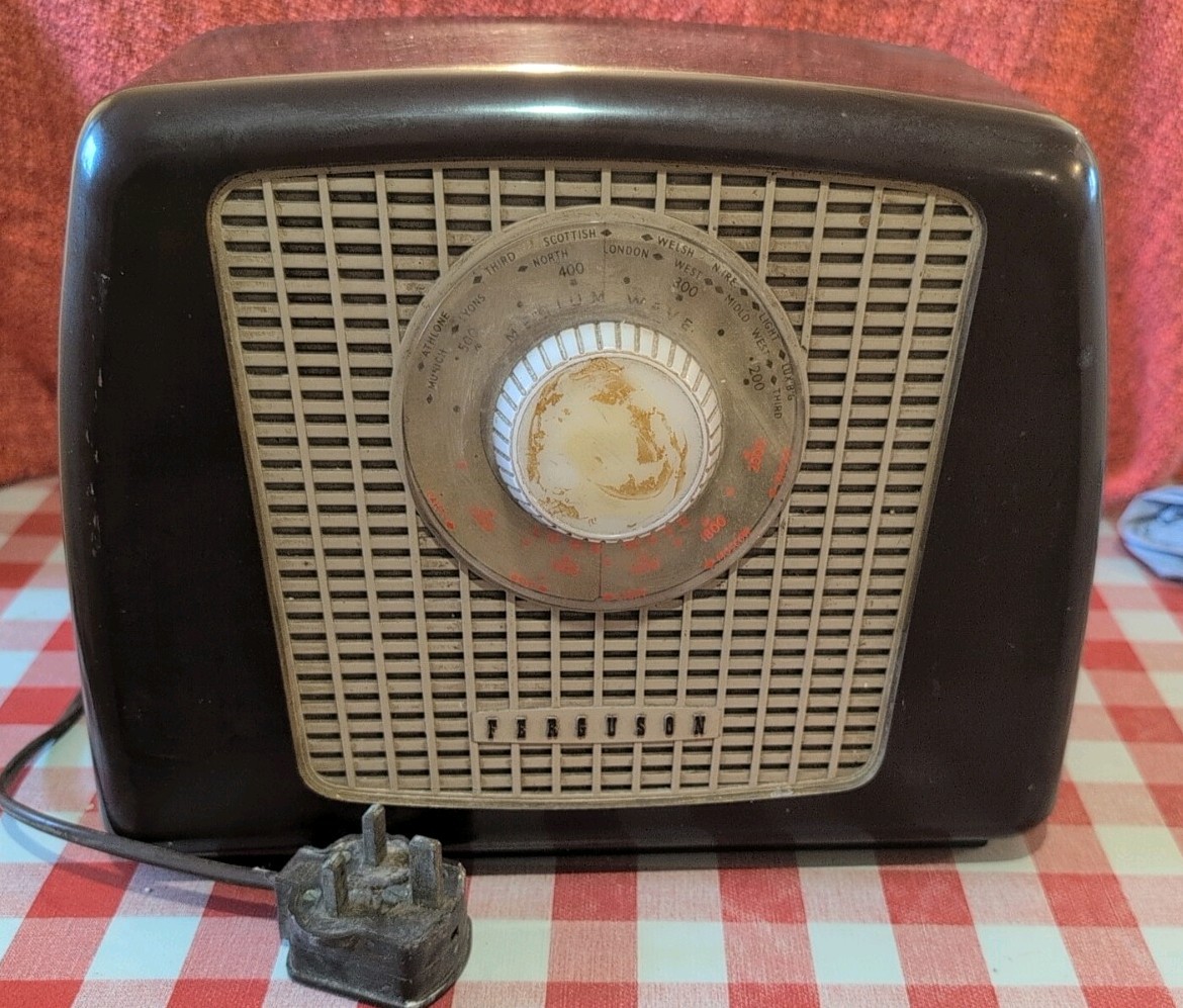 Ferguson Model 352 Bakerlite Radio. Working. LW / MW FM.