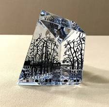 bloc presse papier asymétrique en cristal signé BACCARAT décor sérigraphié PARIS