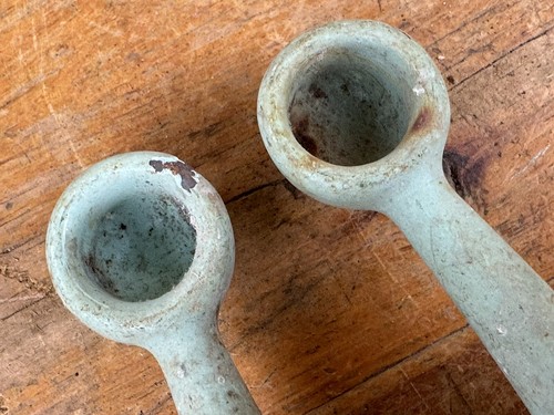 SOPORTES DE BARRA DE TOALLA DE VIDRIO DE HIERRO FUNDIDO C.1930 con superficie de esmalte verde opaca como nueva - Imagen 6 de 6