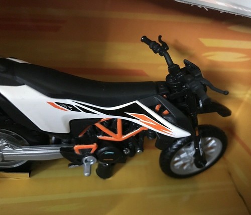KTM 690 SMC R SUPERMOTO DIRT BIKE 1:18 REPLICA MOTORCYCLE NEW MODEL BY MAISTO - Picture 7 of 9