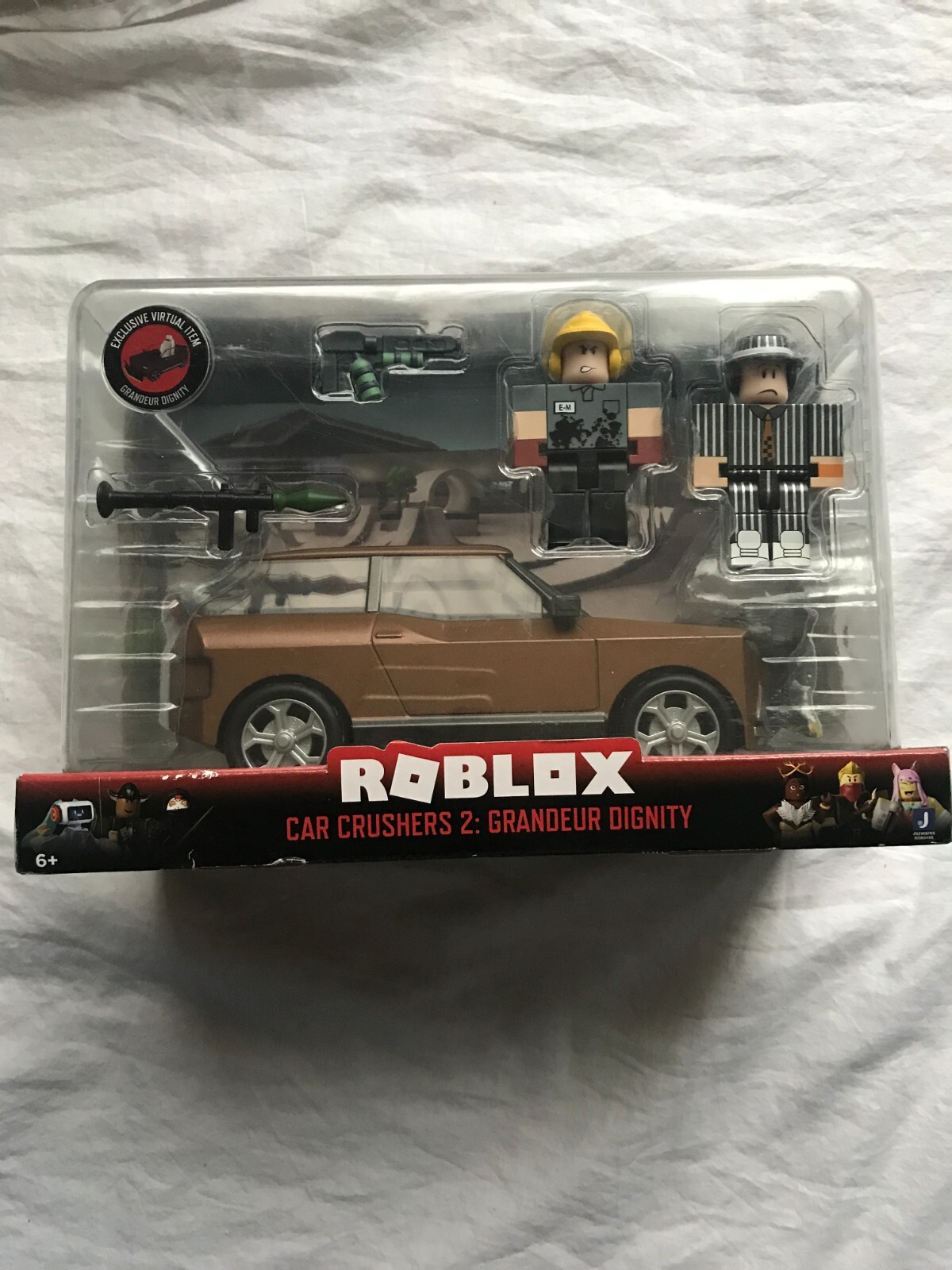 Roblox Car Crushers 2: Grandeur Dignity with 2 Figures and Accessories.