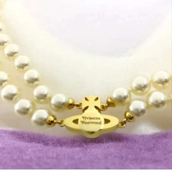 Gargantilla magnética Vivienne Westwood tono dorado GRAZIELLA dos filas perla. Foto 4 de 4