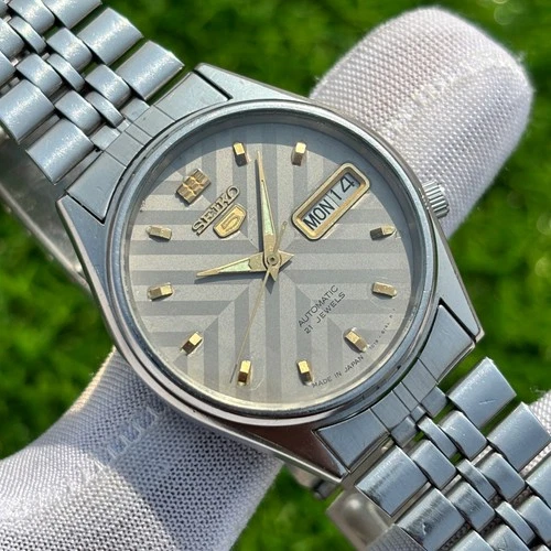 Vintage Seiko 5 Elegant Texture Dial Automatic Japan Made Men’s Watch 7019-6081
