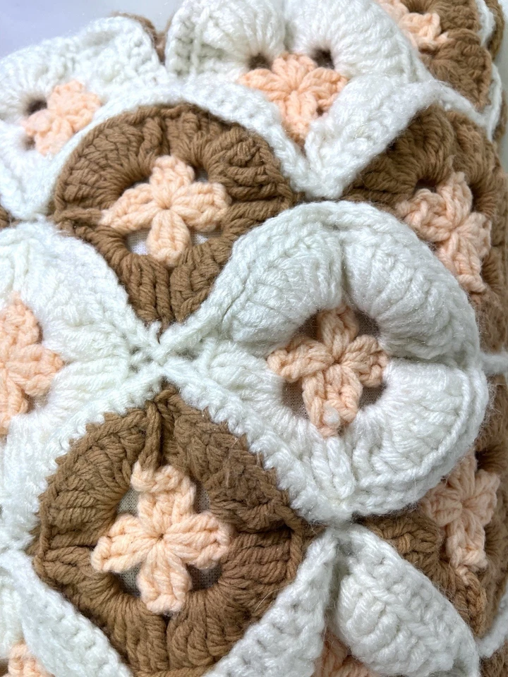 ALMOHADA CUADRADA DE GANCHILLO ABUELA ROSA/MARRÓN/BLANCO HECHA A MANO Foto 2 de 4