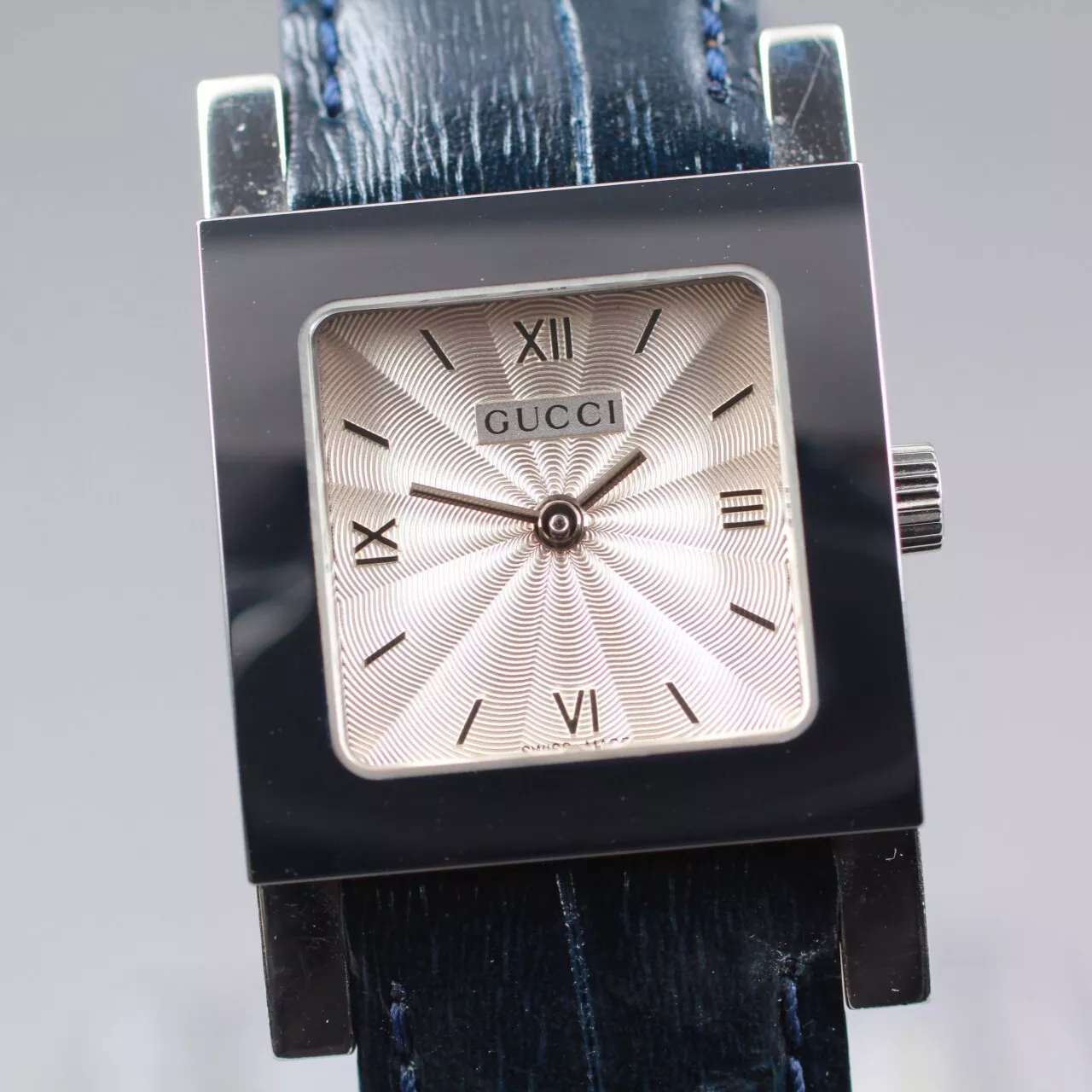 Montre pour femme GUCCI Timepieces 7900L.1 cadran blanc argenté quartz carré