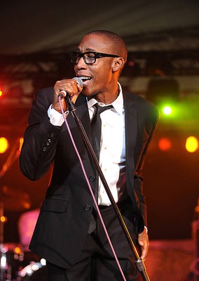 Vocalist Guitarist Raphael Saadiq performs day 1 of the 2010 Voodo- Old Photo 7