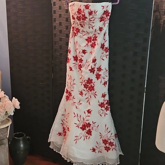 Elegante Vestido Floral Jovani Sin Tirantes Blanco y Rojo Talla 4 Foto 4 de 4
