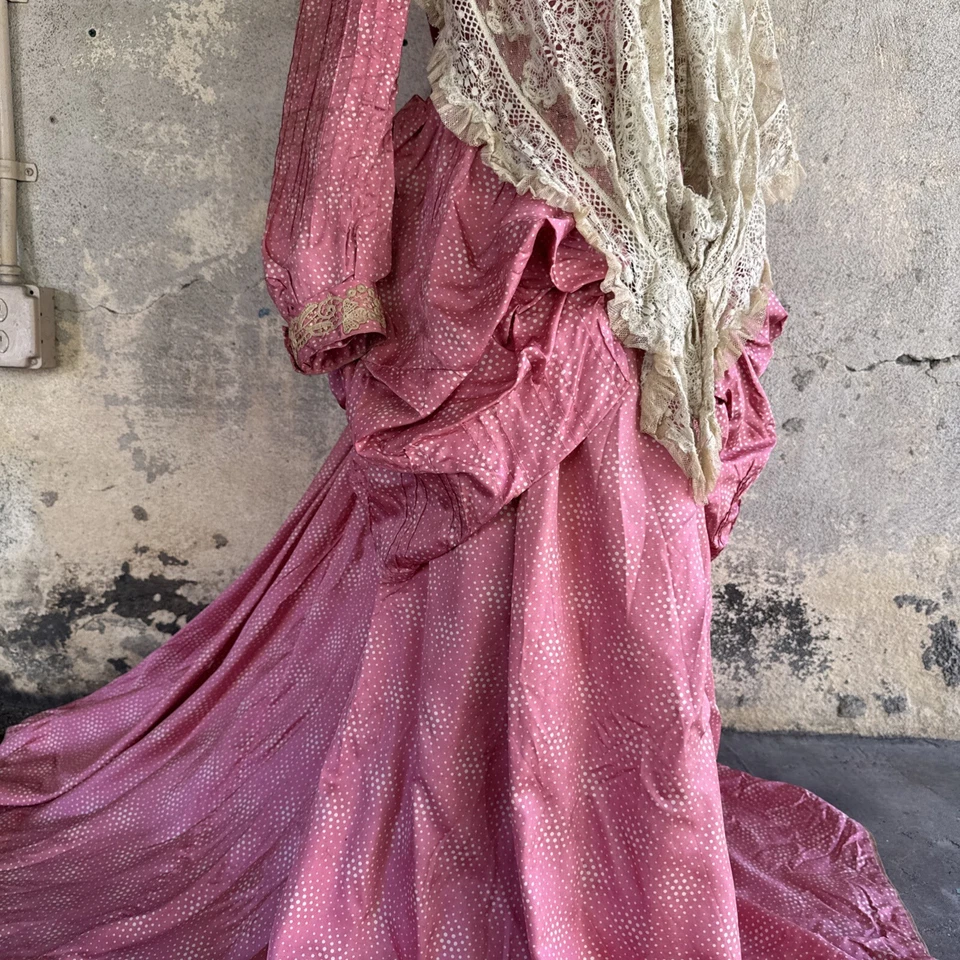 Antiguo Vestido Victoriano Rosa Estampado de Lunares de Seda Vestido Lateral Encaje Años 1880 De Colección Foto 3 de 4