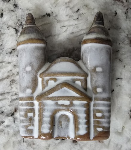 Castillo o iglesia miniatura ~2" de alto - gres con un precioso esmalte por goteo "nieve" - Imagen 1 de 5