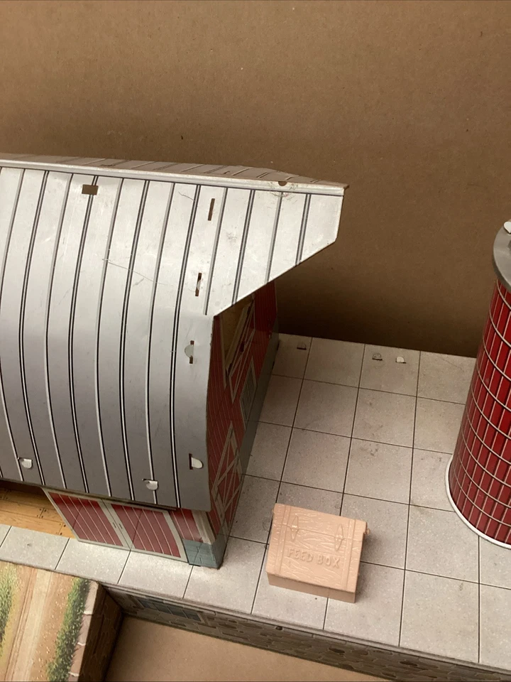 Vintage Later Version Marx Lithographed Tin Barn Silo Ramp Feed Box - Image 4 of 4