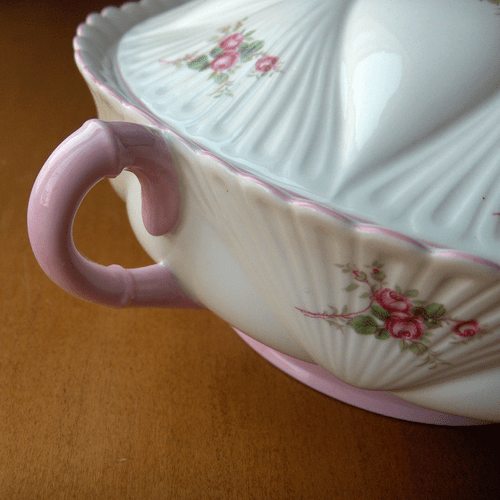 Shelley China Bridal Rose covered casserole dish~RARE~Pristine~made in England - Picture 5 of 8