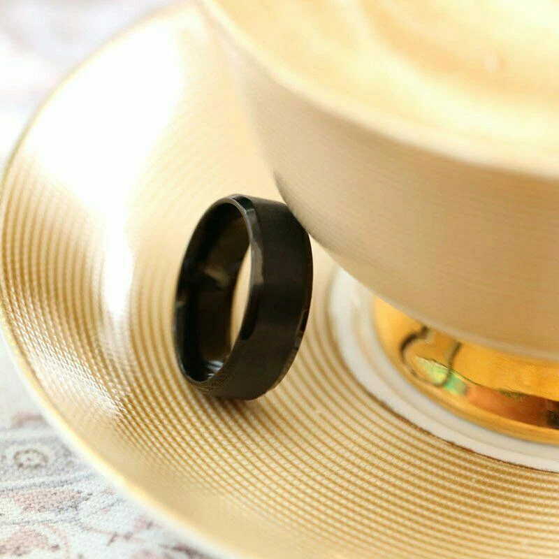 Anillo de boda biselado cepillado mate de titanio y negro de 8 mm para hombre Foto 3 de 4