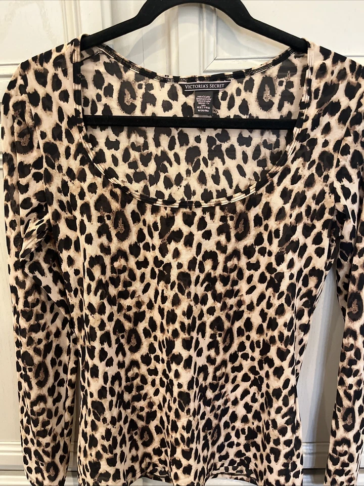 Blusa de malha semi transparente nova com etiquetas Victoria's Secret M leopardo manga longa estampa animal nova - Imagem 2 de 4