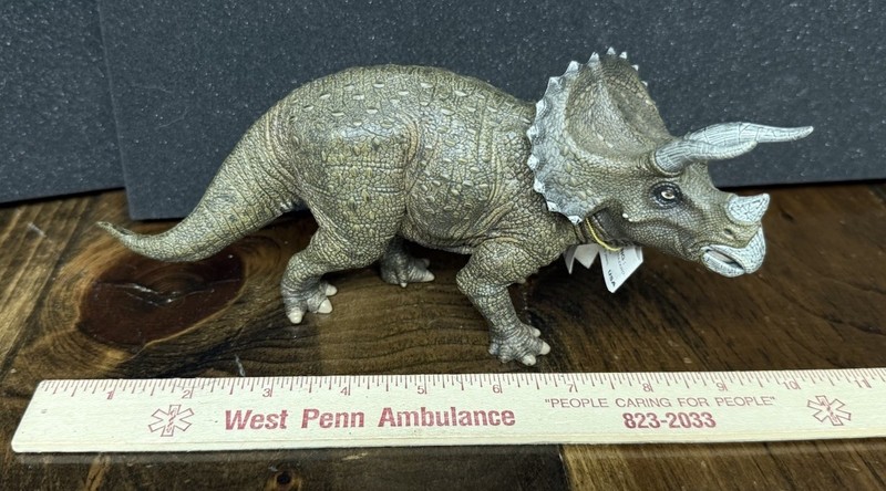 Papo dinosaur model huge burly Triceratops
