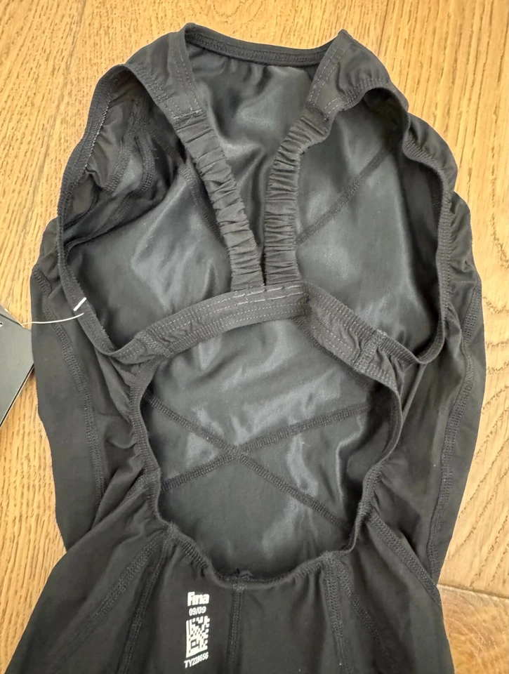 TYR 女式 28L 黑色示踪剂 C 系列 Aeroback 游泳短约翰美国制造全新带盒 — 第 3/4 张图片