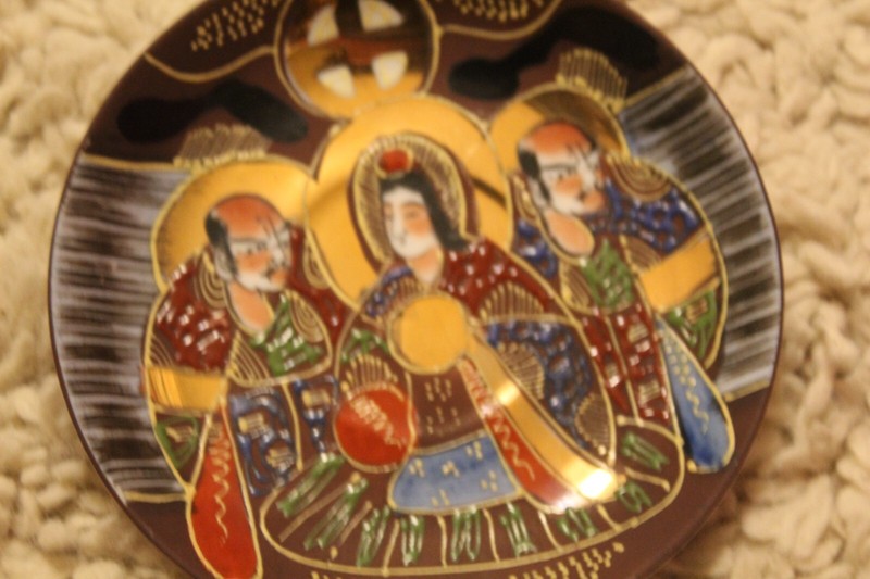 Beautiful Vintage Satsuma Saucer – Hand-Painted Japanese Art