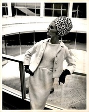 LG70 1965 Foto Original SOMBRERO CHIC MUJER MODELO MODA MODA MODA ELEGANCIA GLAMOUR