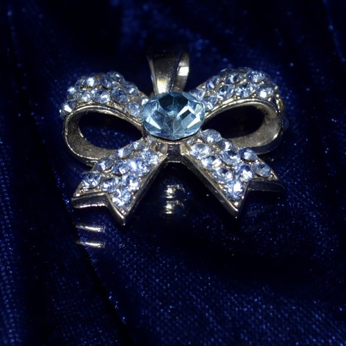 Broche Femme Argentée Avec Cristal Bleu - Bijou Fantaisie, Modèle P360, Neuf Sans Emballage