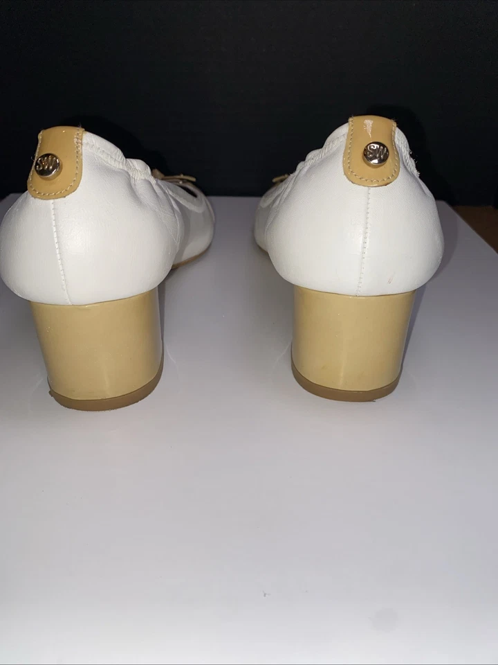 Stuart Weitzman Zapatos de salón planos de tacón bajo de cuero blanco y beige talla 10 Preppy Foto 4 de 4
