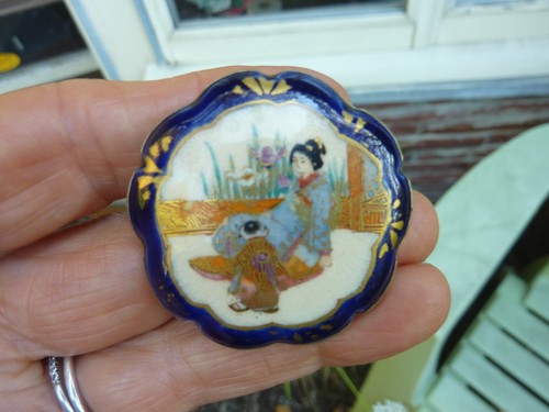 Antique Japanese Satsuma Porcelain Pin Brooch Gilt Handpainted Geisha w Child FS - Picture 12 of 13