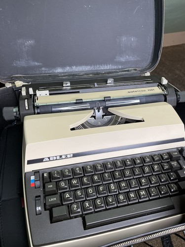 Adler Satellite 2001 Standard Type Writer With Case/Cover (Tested/Working) - Picture 7 of 9