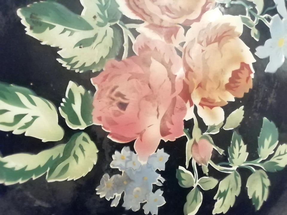 ANCIEN PLAT Rond grande assiette EN TÔLE ÉMAILLÉE Décor Fleurs roses noir - Photo 2/4