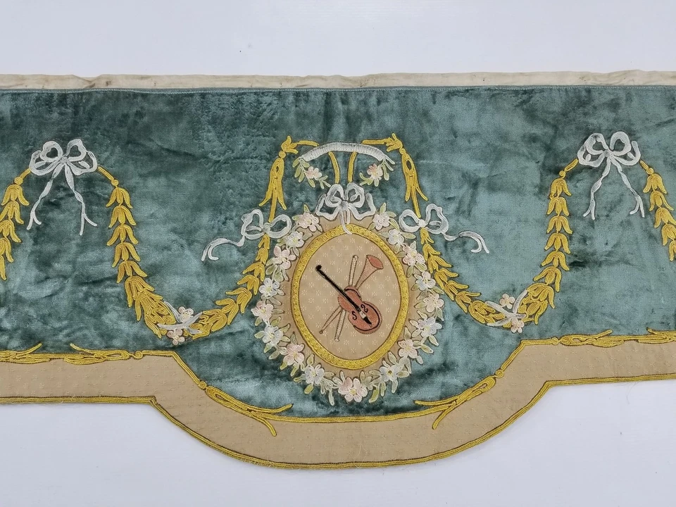 Cenefa de terciopelo con motivos musicales bordados franceses vintage 132x45 cm Foto 4 de 4