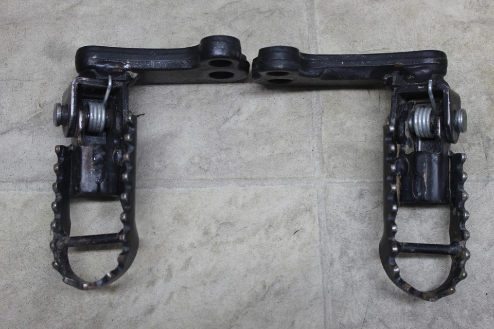 Conjunto de pinos 2015-2019 Suzuki Dr200s OEM esquerdo direito apoio para os pés dianteiro par - Imagem 2 de 4