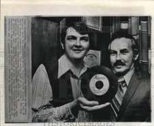 1971 Press Photo Singer Terry Nelson with Attorney James Smith in Nashville