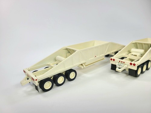 Kenworth W600 with Bottom Dump Trailers - Blue/White ASAM Smith 1:48 Scale Model - Picture 9 of 13