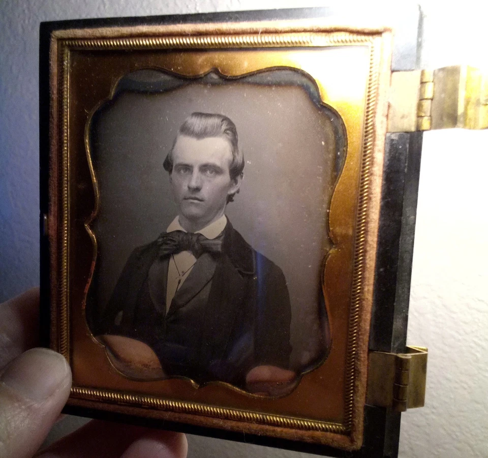 Antiguo AMBROTIPO de 6to Plato de Colección Años 1850 Foto de Joven Guapo Medio Estuche Foto 2 de 4