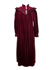 Vtg Donna Richard Gilligan  O  Malley Burgundy Crushed Velvet Robe Small Ruffle