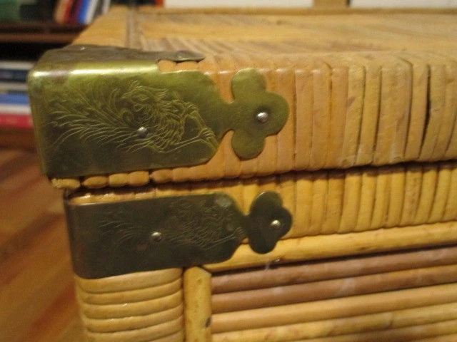 Baúl de almacenamiento grande antiguo de mimbre con detalles de latón y asas de latón Foto 4 de 4